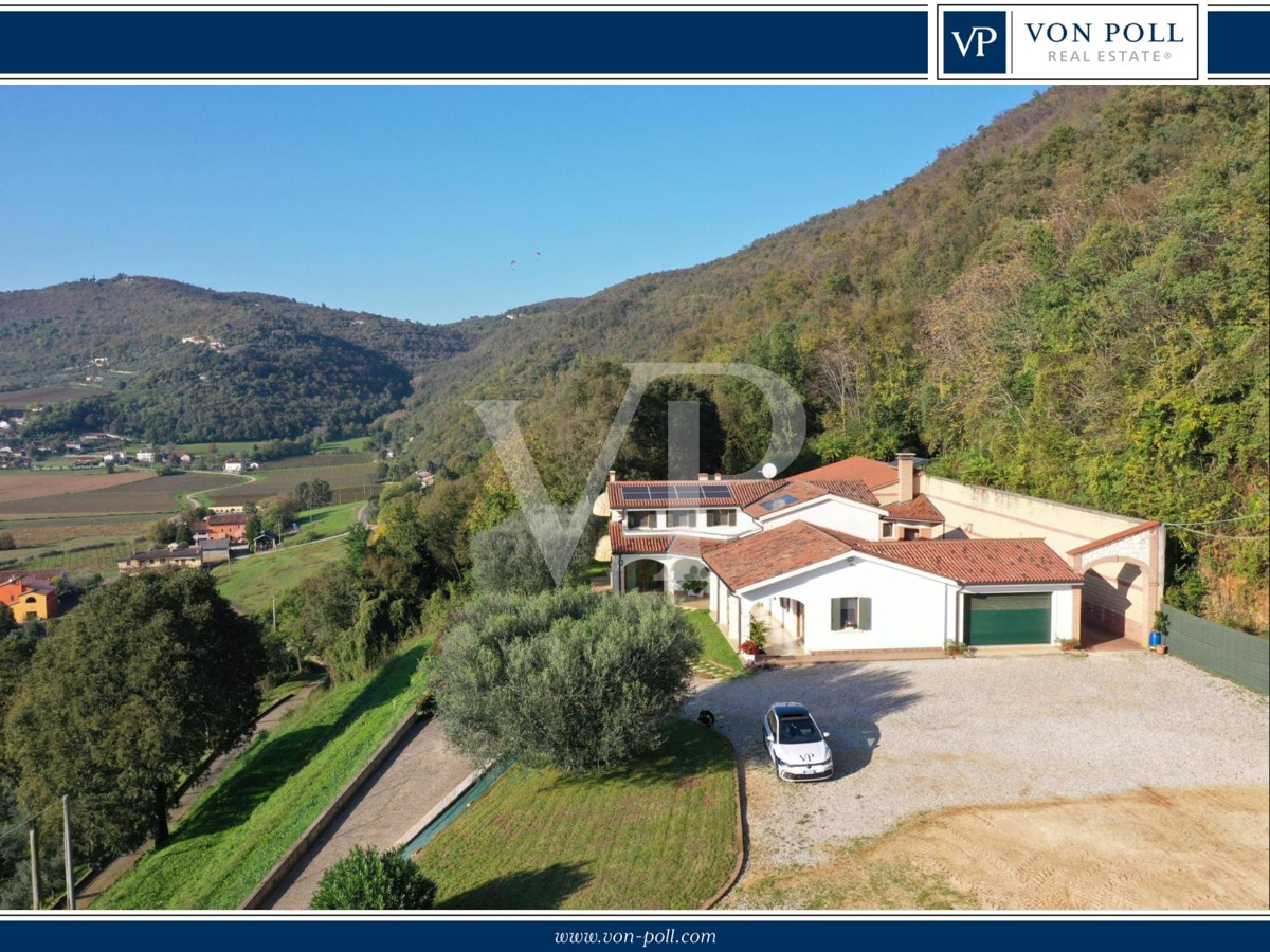 Villa panoramique exclusive avec 16 hectares de terrain à flanc de colline