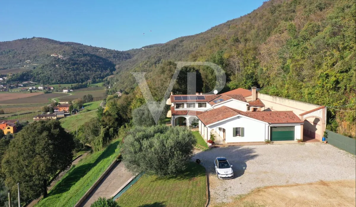 Exclusiva villa panorámica con 16 hectáreas de terreno en ladera