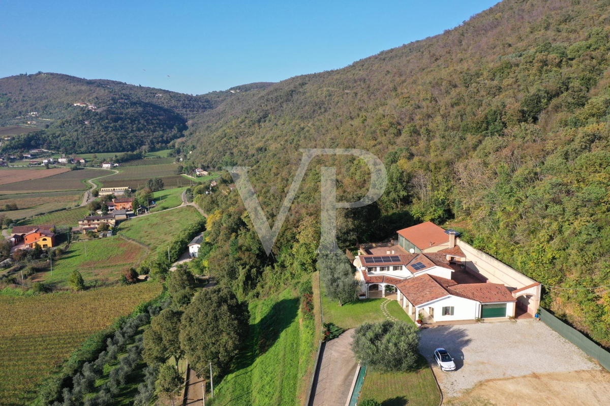 Esclusiva Villa Panoramica con 16 Ettari di terreni collinari