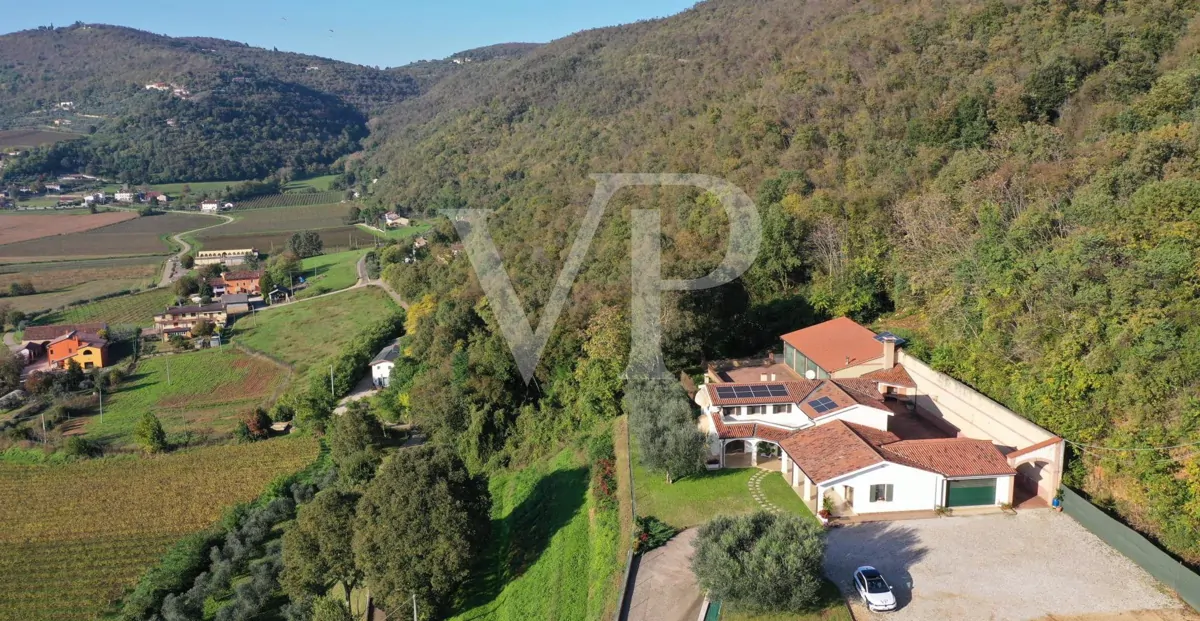 Exclusiva villa panorámica con 16 hectáreas de terreno en ladera