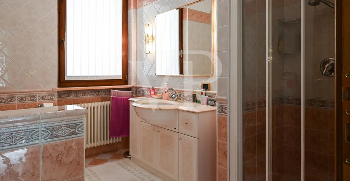 Exclusiva villa panorámica con 16 hectáreas de terreno en ladera