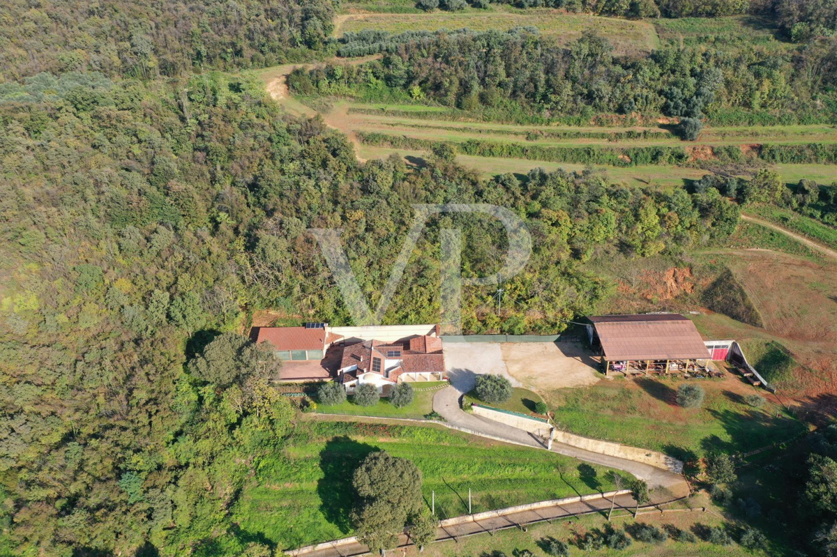 Villa panoramique exclusive avec 16 hectares de terrain à flanc de colline