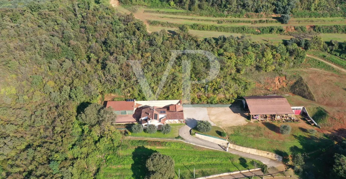 Exclusiva villa panorámica con 16 hectáreas de terreno en ladera