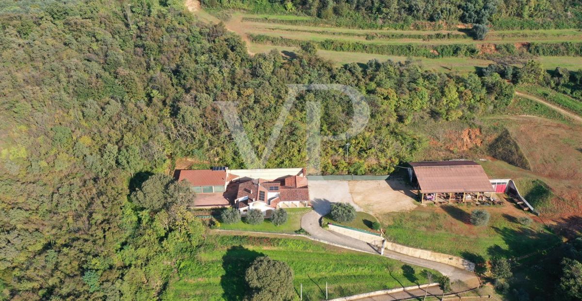Villa panoramique exclusive avec 16 hectares de terrain à flanc de colline
