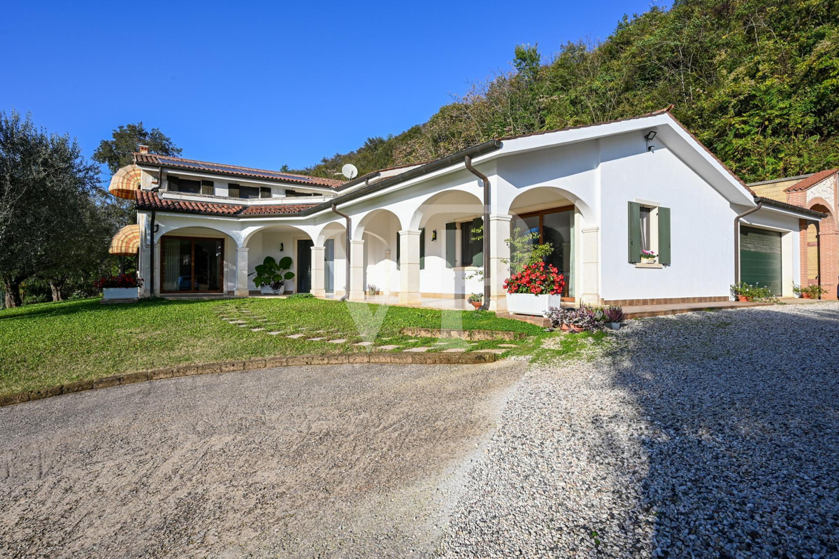 Villa panoramique exclusive avec 16 hectares de terrain à flanc de colline