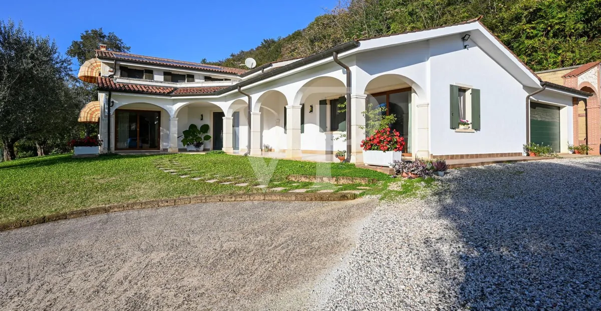 Exclusiva villa panorámica con 16 hectáreas de terreno en ladera