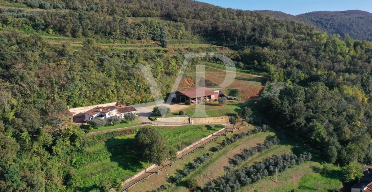 Exclusiva villa panorámica con 16 hectáreas de terreno en ladera
