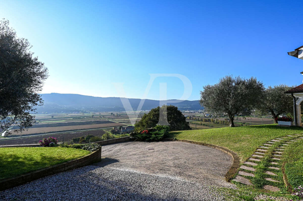 Villa panoramique exclusive avec 16 hectares de terrain à flanc de colline