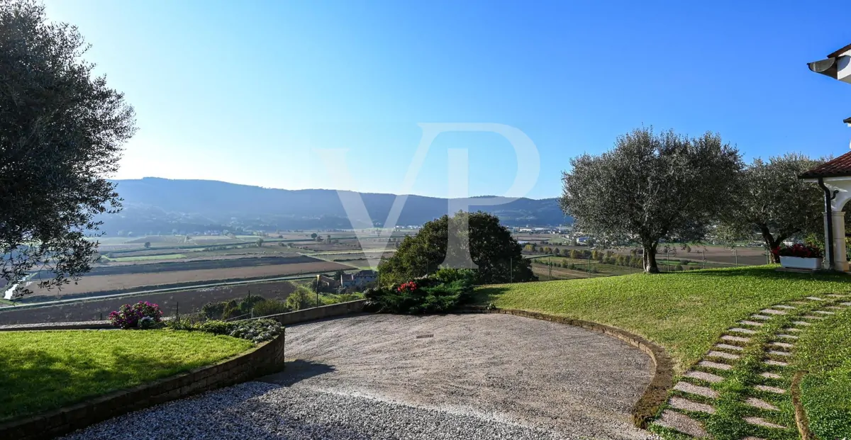 Exclusiva villa panorámica con 16 hectáreas de terreno en ladera
