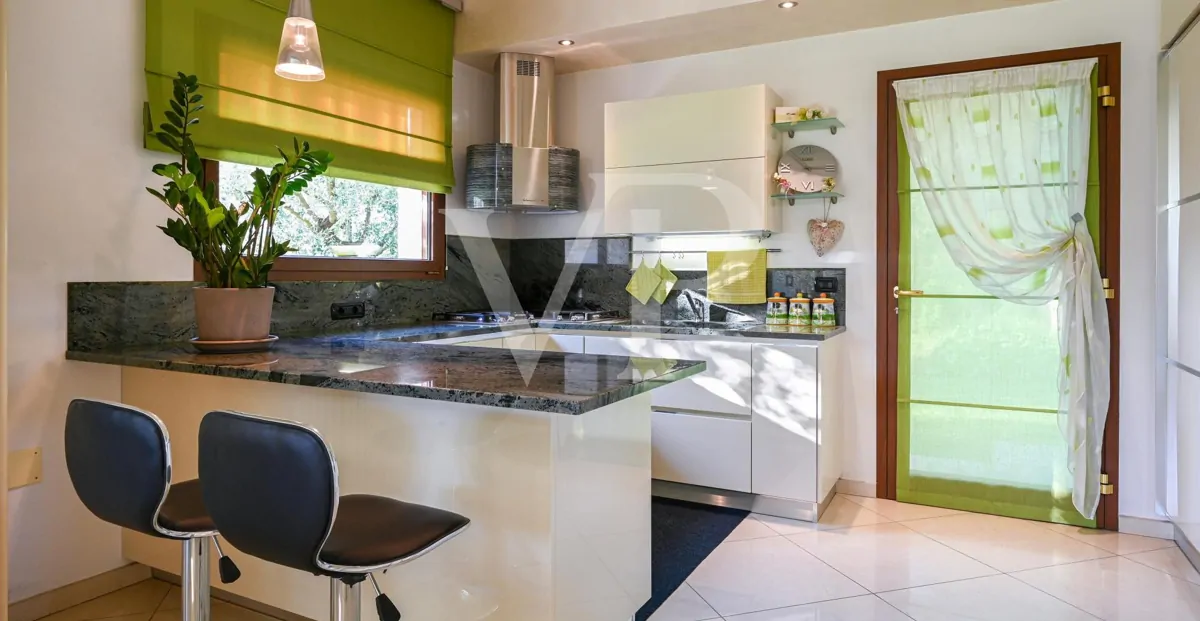 Exclusiva villa panorámica con 16 hectáreas de terreno en ladera