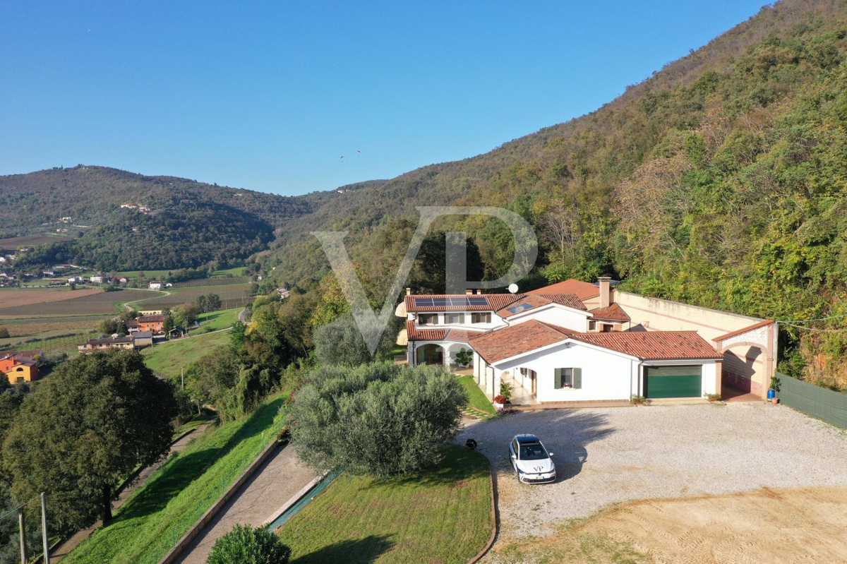 Exclusiva villa panorámica con 16 hectáreas de terreno en ladera