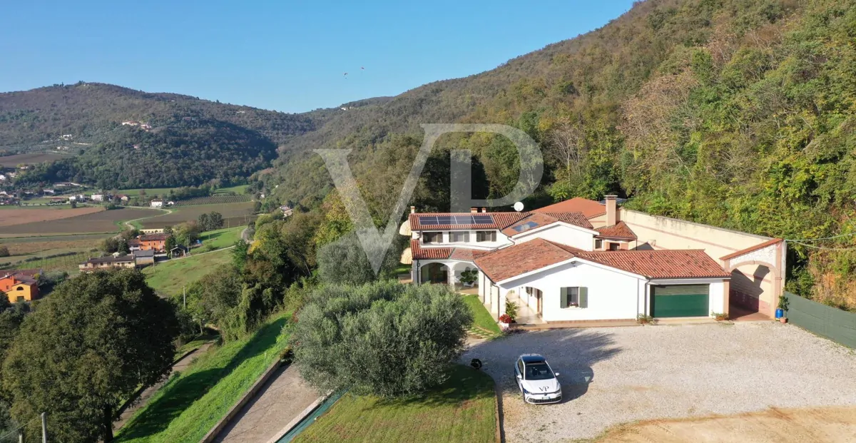 Exclusiva villa panorámica con 16 hectáreas de terreno en ladera
