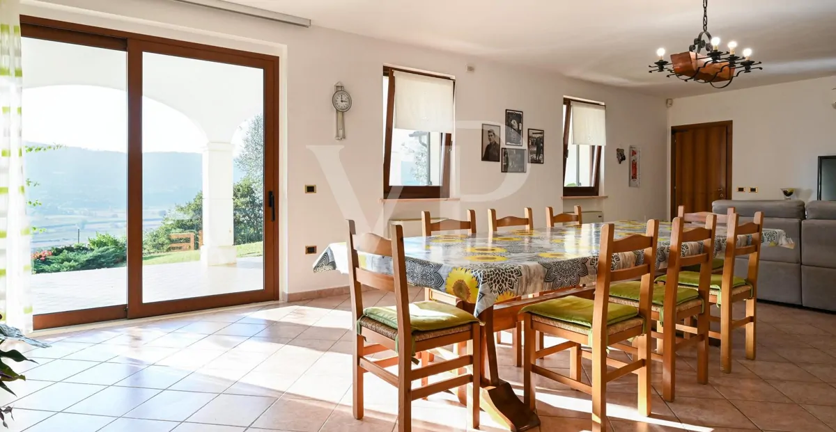 Exclusiva villa panorámica con 16 hectáreas de terreno en ladera