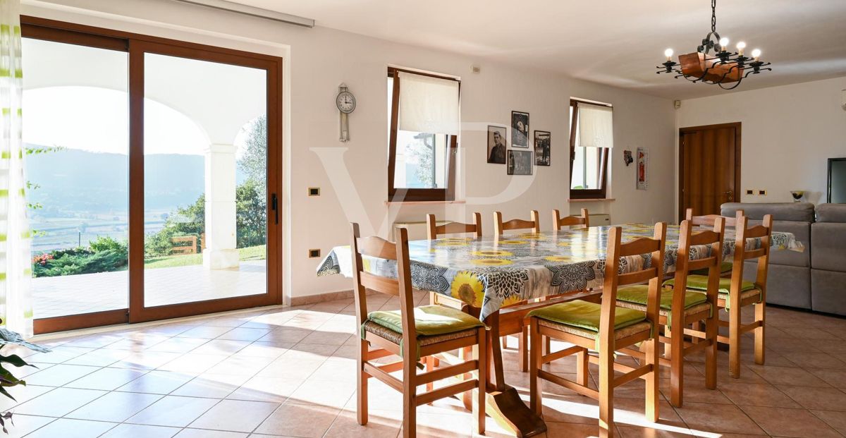 Villa panoramique exclusive avec 16 hectares de terrain à flanc de colline