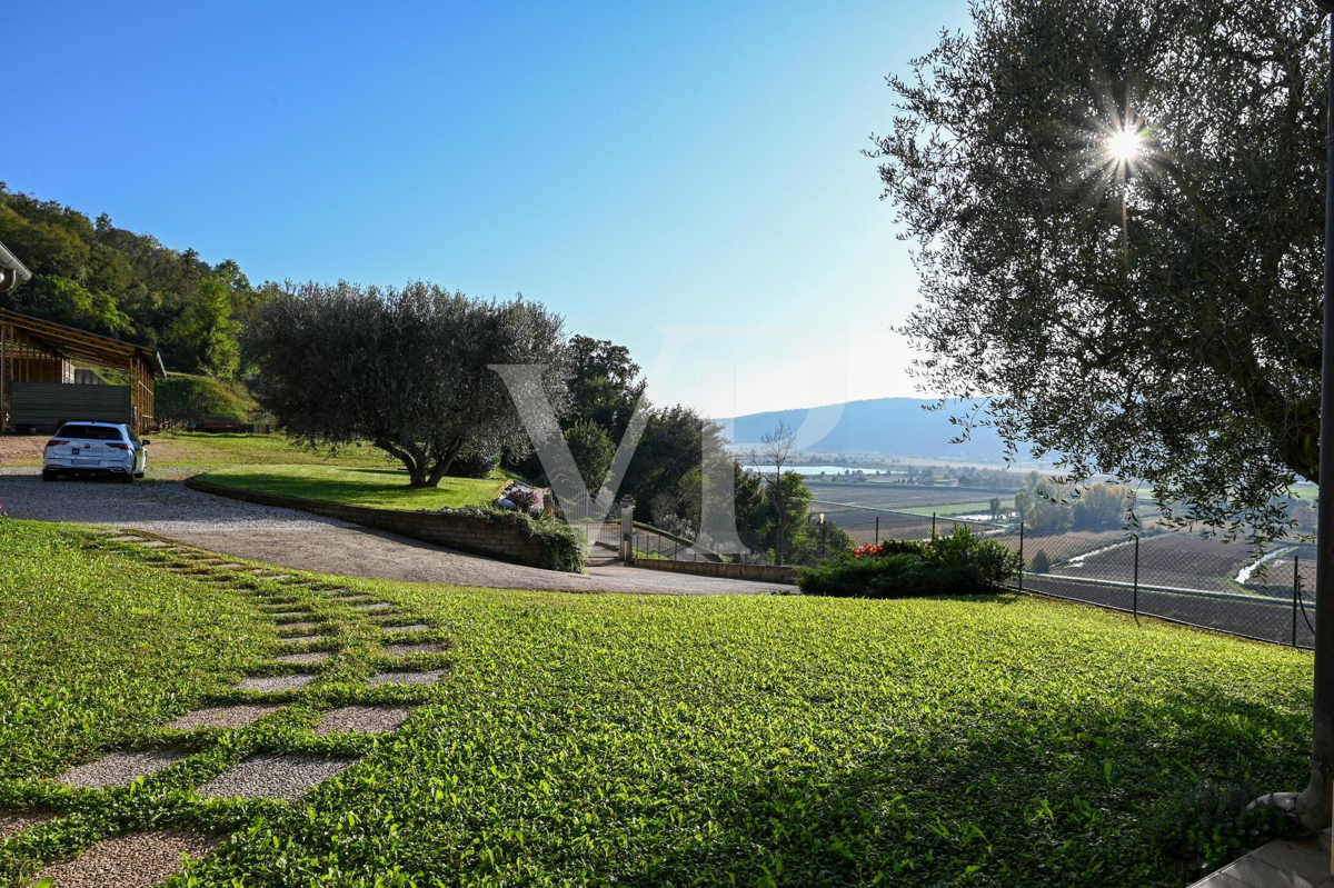 Esclusiva Villa Panoramica con 16 Ettari di terreni collinari