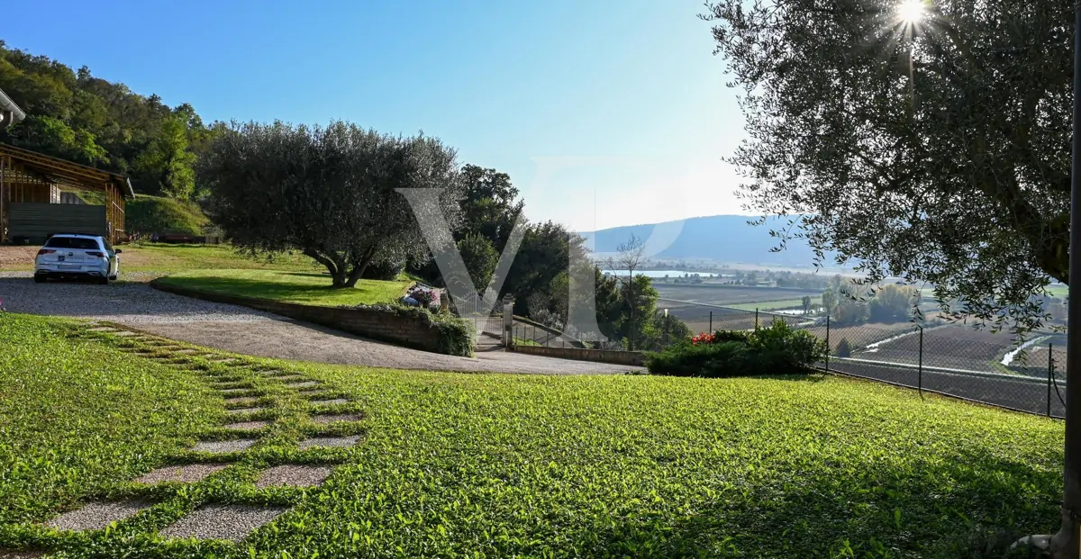 Exclusiva villa panorámica con 16 hectáreas de terreno en ladera