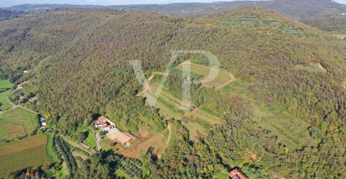 Exclusiva villa panorámica con 16 hectáreas de terreno en ladera