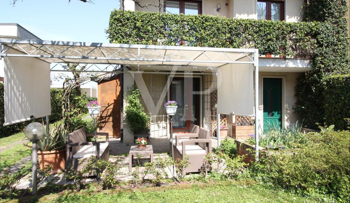 Maison mitoyenne avec grand jardin