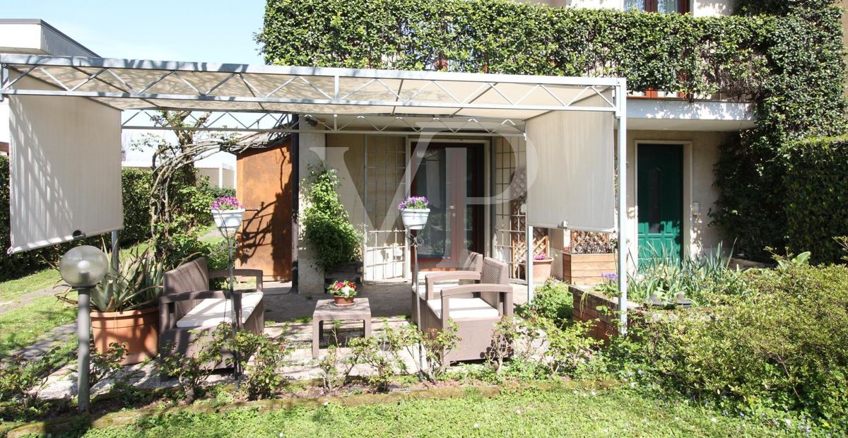 Maison mitoyenne avec grand jardin