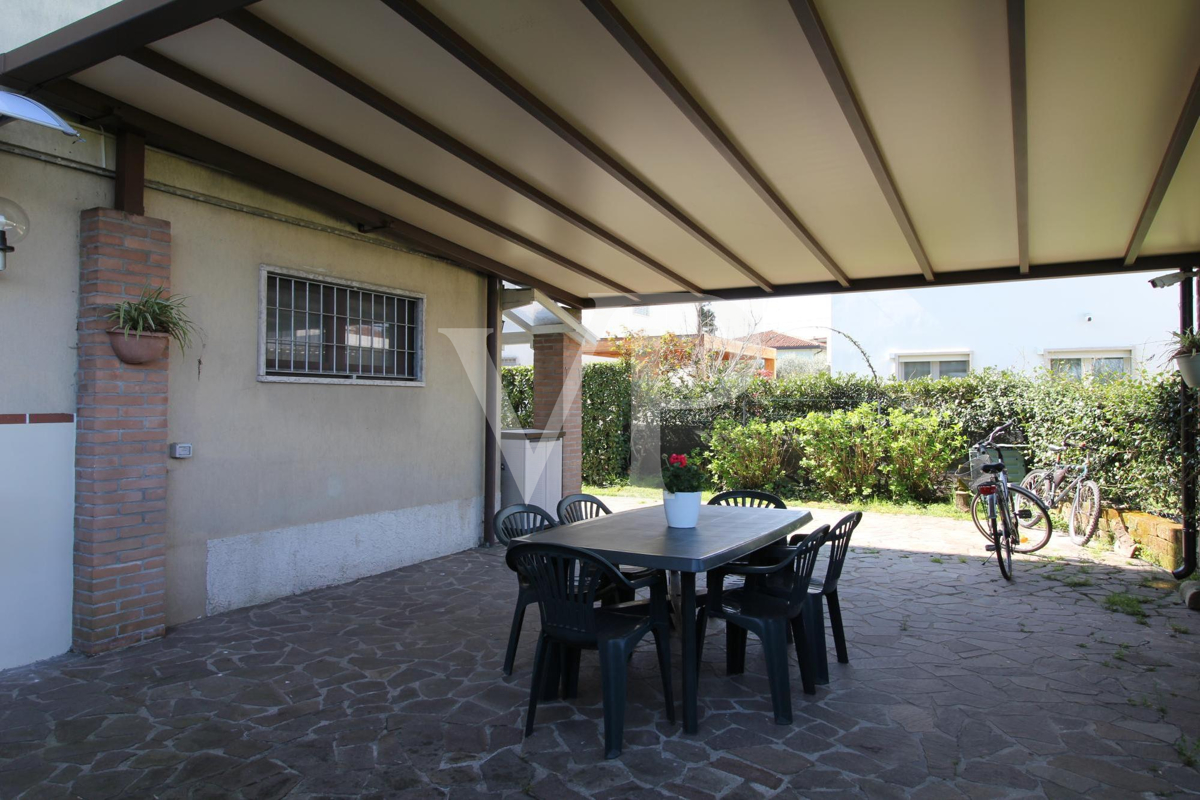 Villetta a schiera di testa con ampio giardino