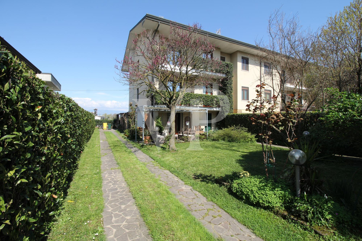 Villetta a schiera di testa con ampio giardino