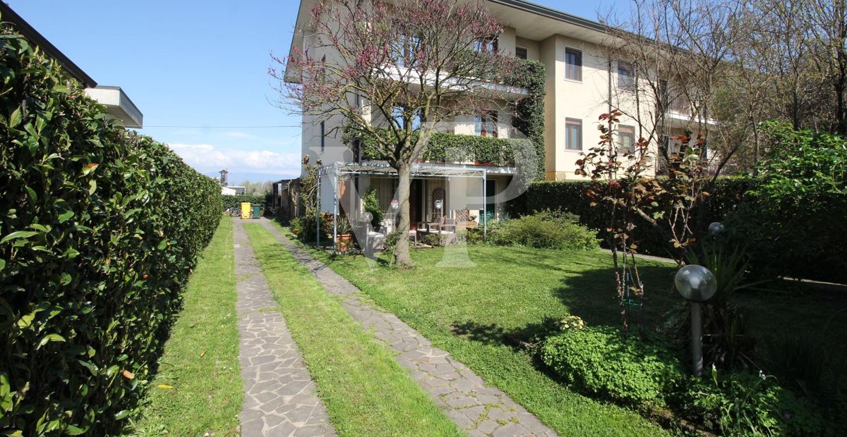 Maison mitoyenne avec grand jardin
