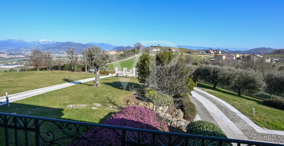 Exclusiva villa panorámica con piscina