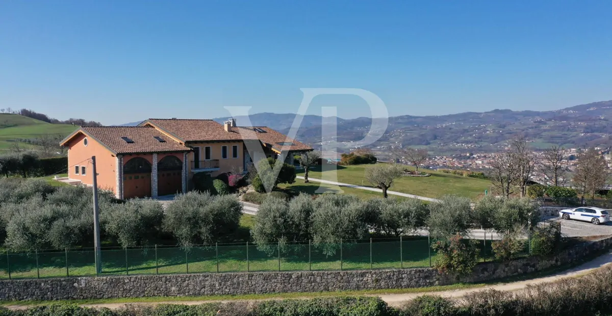 Exclusiva villa panorámica con piscina