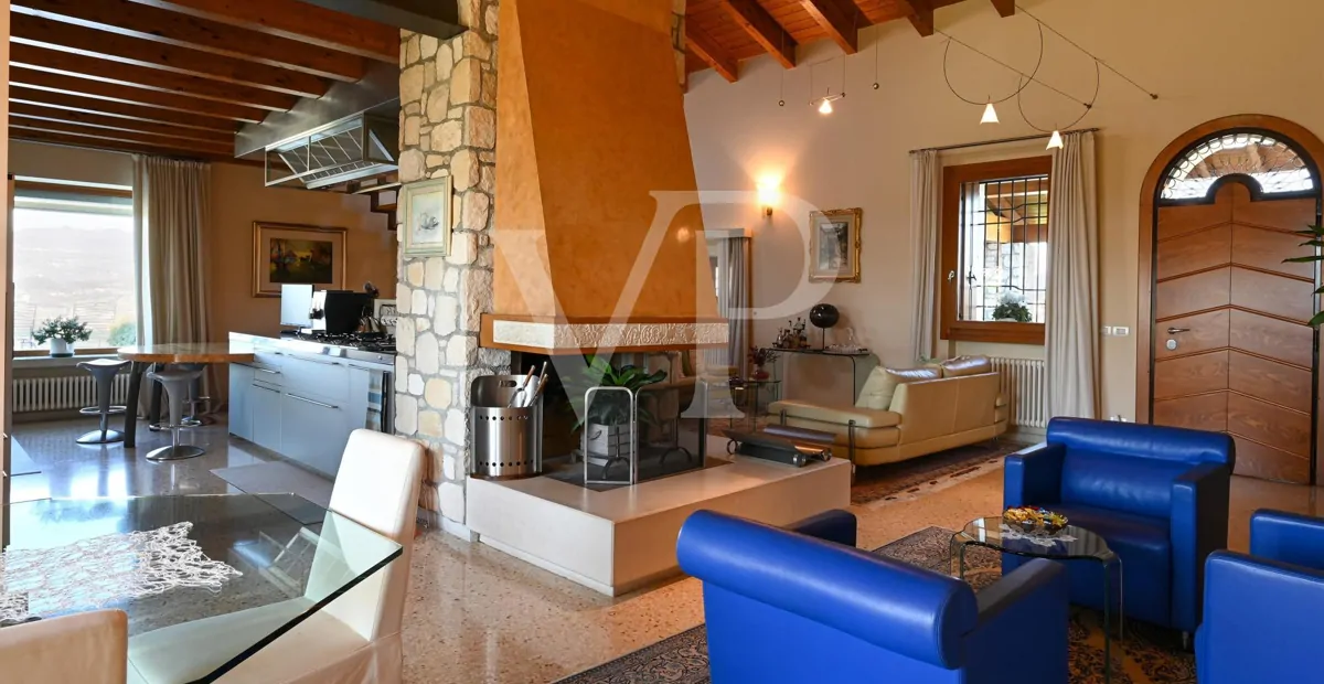 Exclusiva villa panorámica con piscina