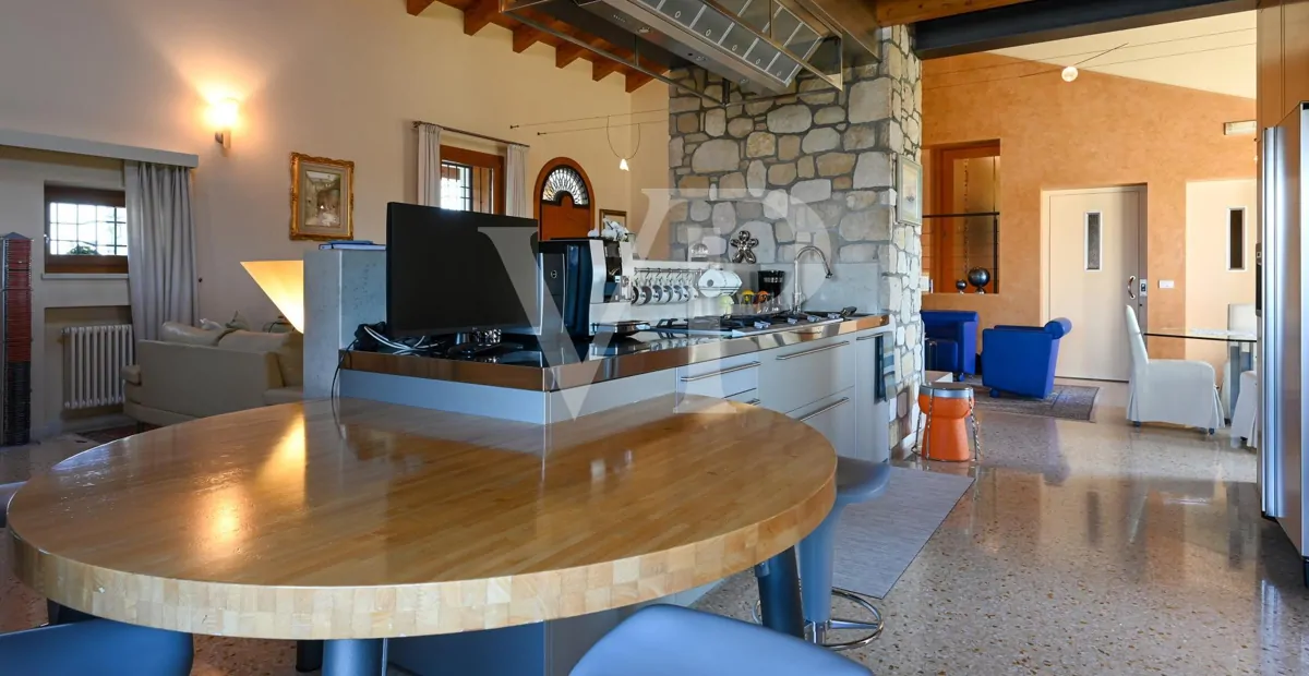 Exclusiva villa panorámica con piscina