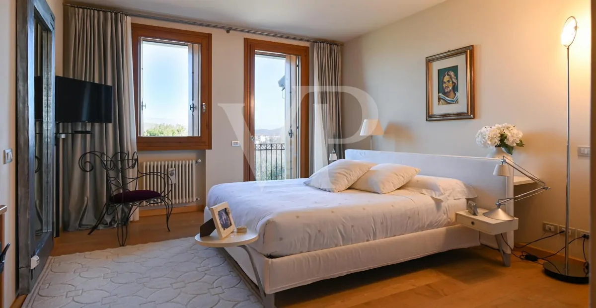 Exclusiva villa panorámica con piscina