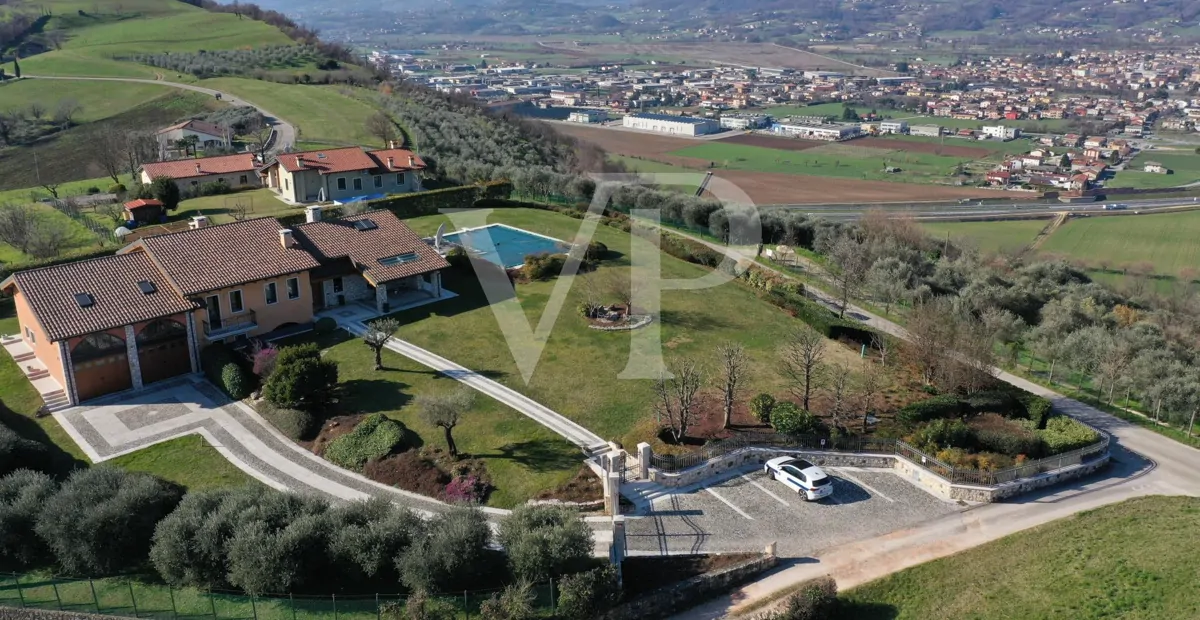 Exclusiva villa panorámica con piscina