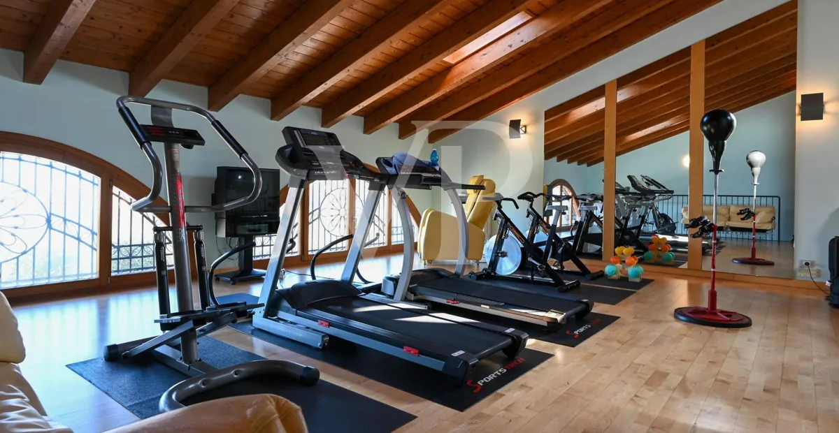 Exclusiva villa panorámica con piscina