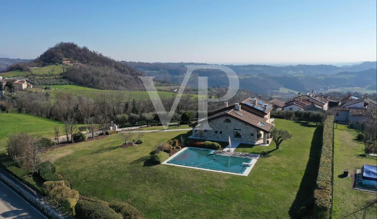 Exclusiva villa panorámica con piscina