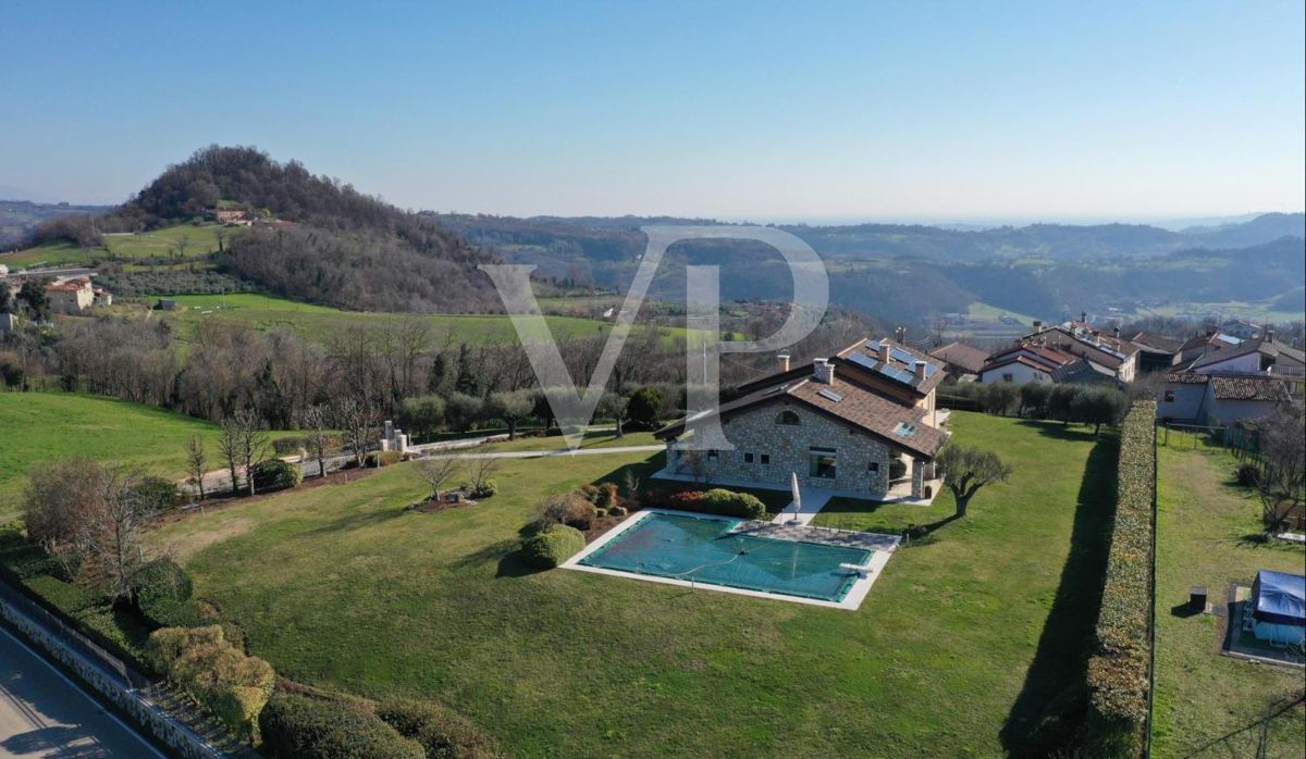 Esclusiva Villa panoramica con piscina