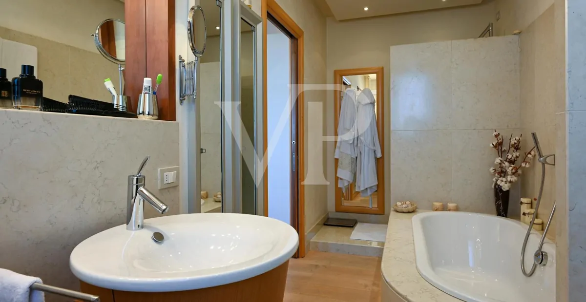 Exclusiva villa panorámica con piscina