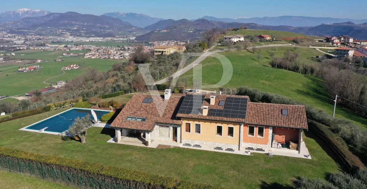 Exclusiva villa panorámica con piscina