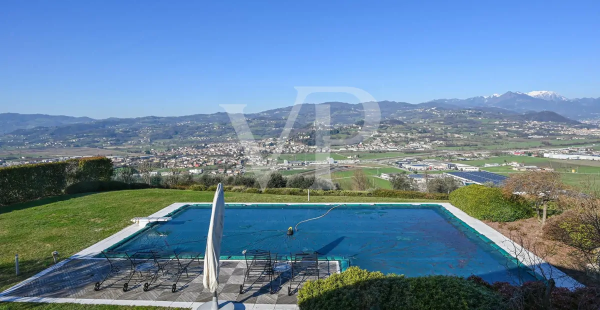 Exclusiva villa panorámica con piscina