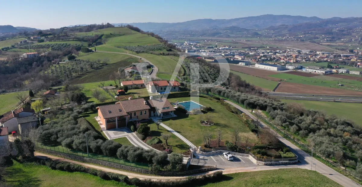 Exclusiva villa panorámica con piscina