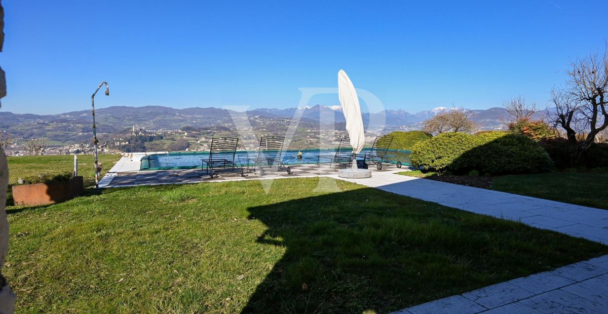 Esclusiva Villa panoramica con piscina