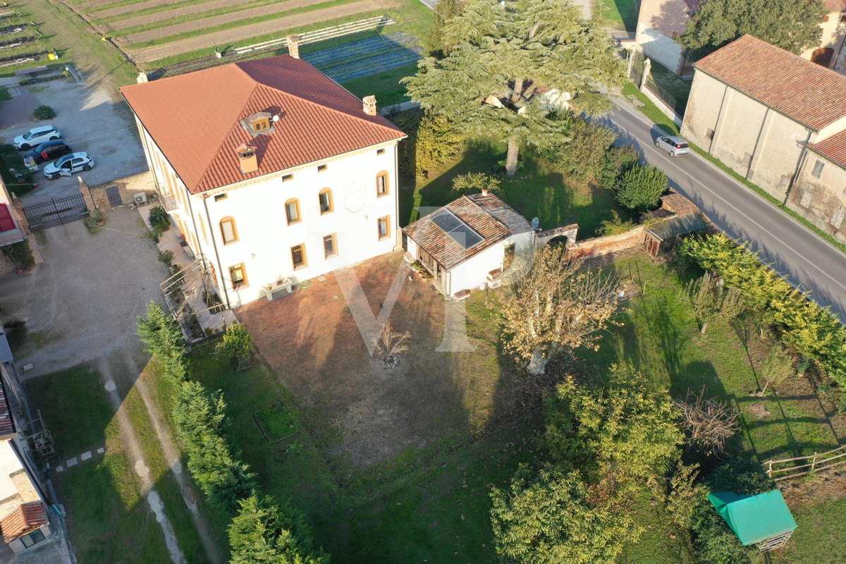 Palazzo Pisani - Villa Storica del XVI Secolo con Oratorio e Rustici