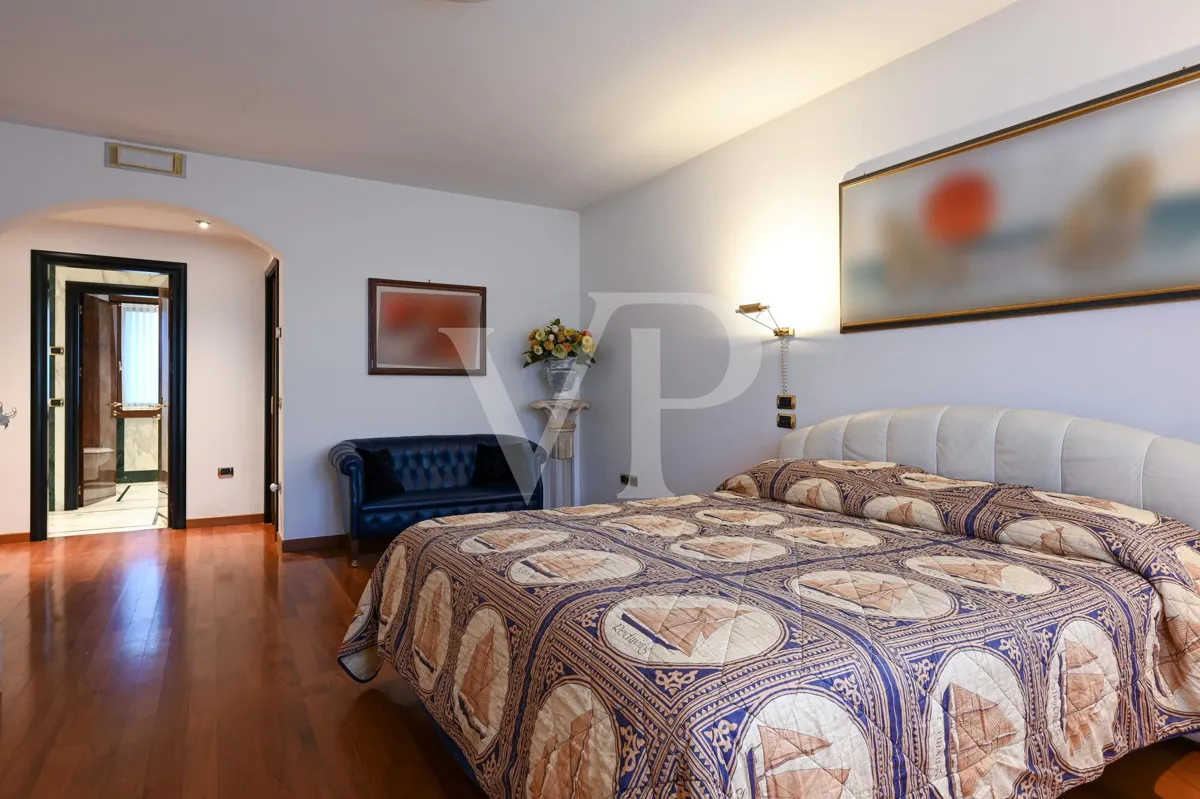 Residenza di prestigio con Piscina Coperta, SPA e Dépendance Privata