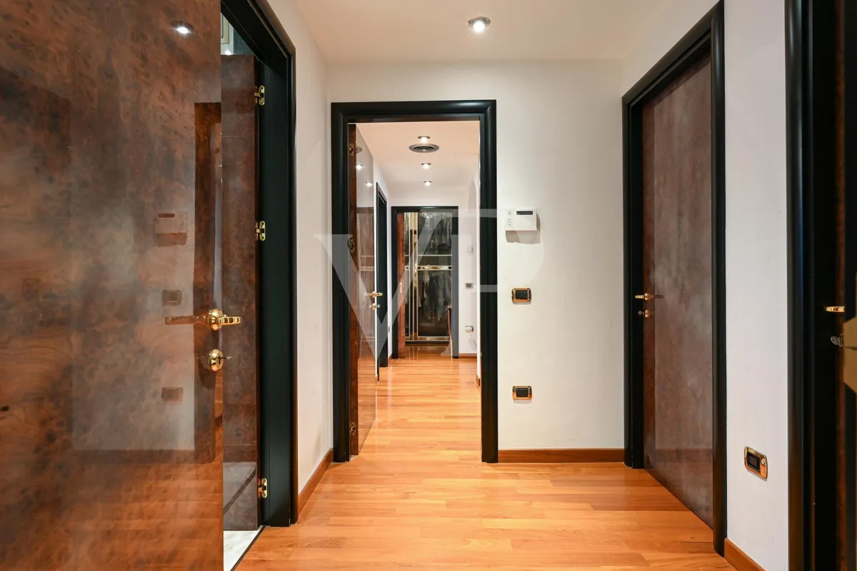 Residenza di prestigio con Piscina Coperta, SPA e Dépendance Privata