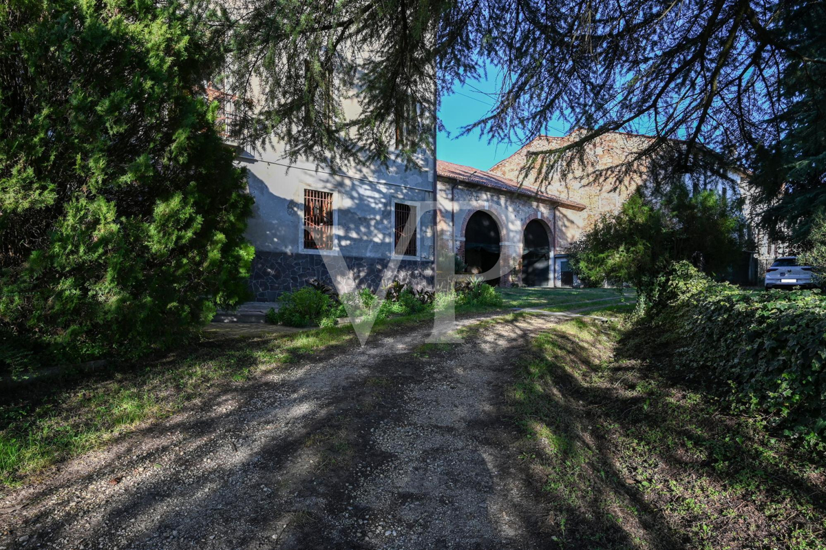 Historic farmhouse with large volumes and extraordinary potential