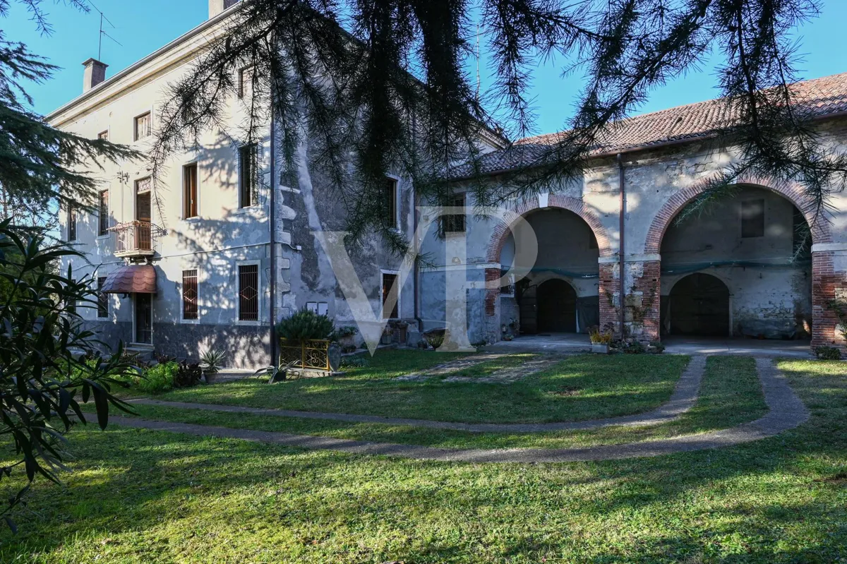 Historisches Bauernhaus mit großem Volumen und außergewöhnlichem Potenzial
