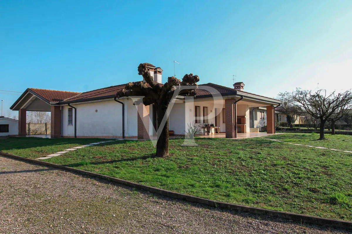 Detached Villa mit Garten