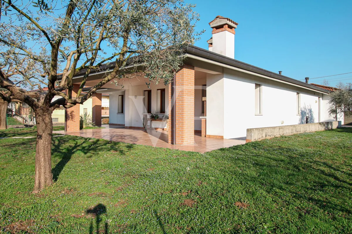 Detached Villa mit Garten