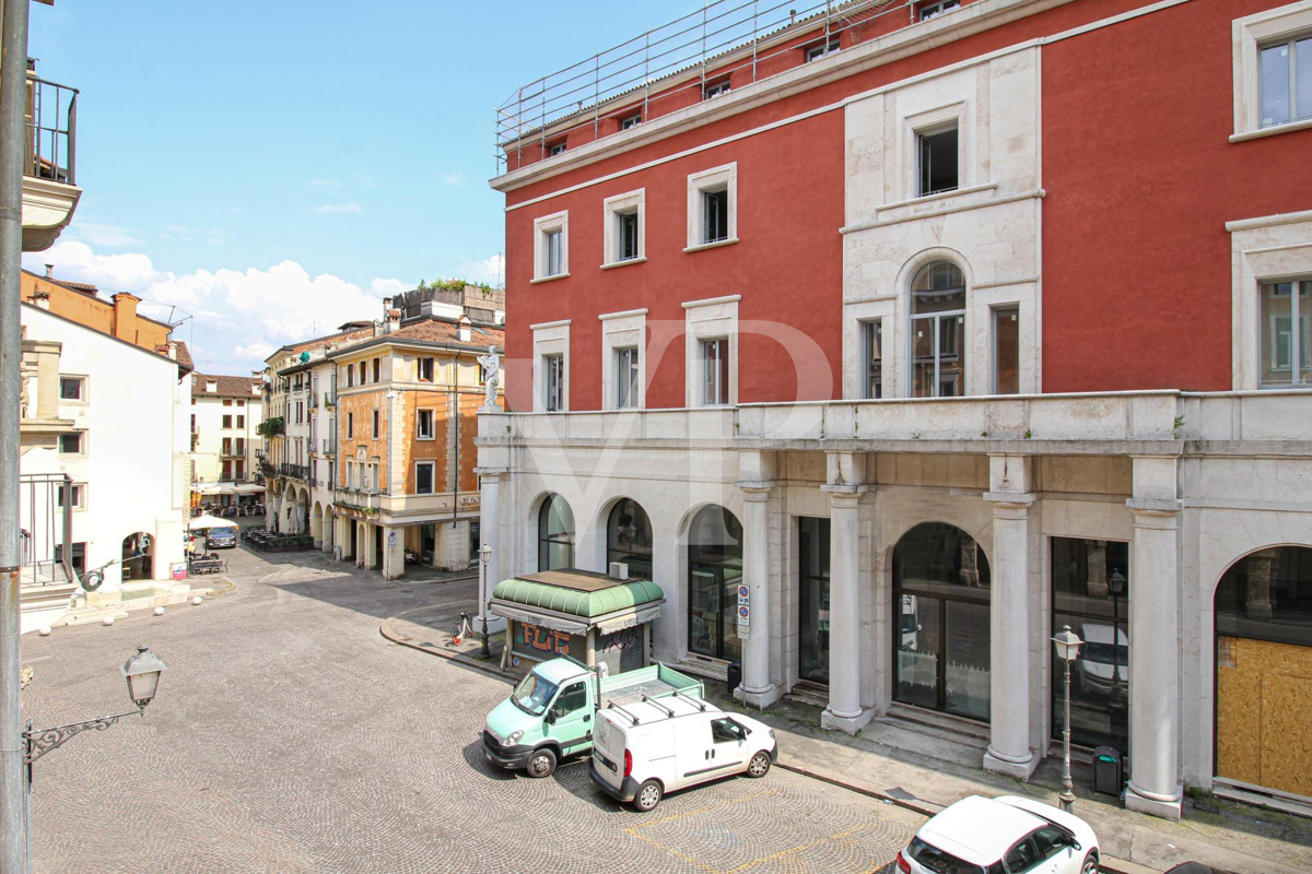 Timeless Elegance: Charming Residence between the Duomo and the Basilica Palladiana