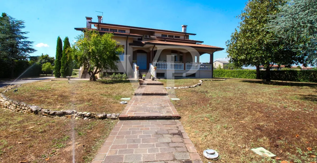 Freistehende Villa mit viel Platz für die Familie