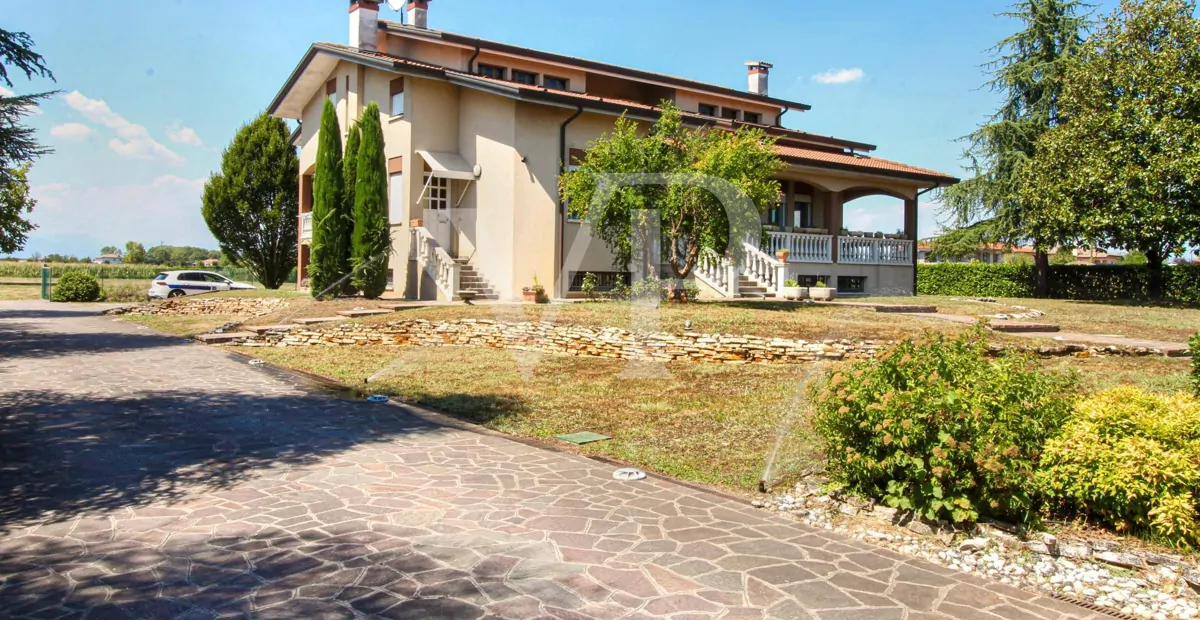 Freistehende Villa mit viel Platz für die Familie